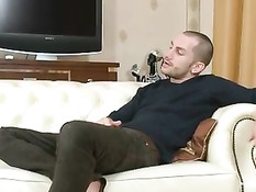 Юная брюнетка навестила приятеля и попросила заняться с ней сексом