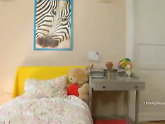 Молодой человек захотел секса при виде задницы спящей девчонки