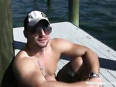 Возбуждённый парень пришёл с озера домой и занялся мастурбацией