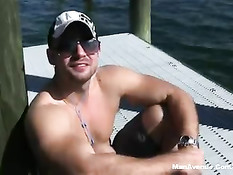 Возбуждённый парень пришёл с озера домой и занялся мастурбацией