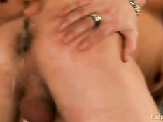 Гей в галстуке сделал любовнику минет и вылизав очко отрахал в зад