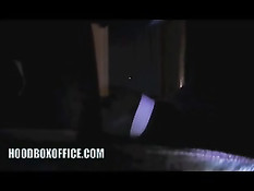 Чёрная проститутка сосёт большой хуй клиента после оплаты её услуг