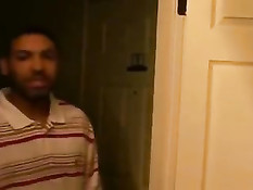 Мулатка показала парню свои прелести в сетчатых чулках и корсете