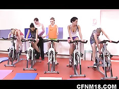 Молодой тренер по фитнесу оттрахан пятью развратными девчонками