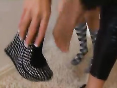 Девочки с маленькими влагалищами ебутся с парнями с большими хуями