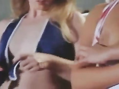 Молодые черлидеры отсасывают ребятам и ебутся с ними в аудитории