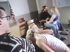 Молодые черлидеры отсасывают ребятам и ебутся с ними в аудитории