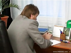 Сучка соблазнила дядю сиськами торчащими из под розовой маечки