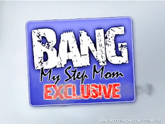 Развратная Mae Victoria с большой грудью любит ебаться с молодыми