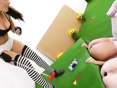 Три молодые лесбияночки в анальных играх используют секс игрушки