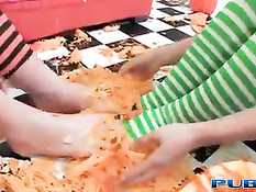 Брюнетка Jayden Jaymes целует подругу и сосёт её маленькую грудь