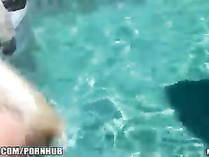 Две молодые блондиночки во дворе устроили парням групповую оргию