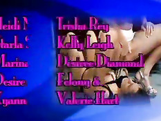 Две обнажённые лесбиянки мастурбируют на столе и делают буккаке