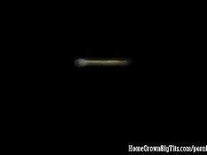 Девка подрочила хуй своими сиськами и получила его в бритую пизду