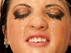 Тёлка закрывает глаза и наслаждается тем, как парни кончают на неё