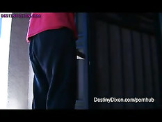 Парнишка принёс тёлке пиццу, а полуголая девка отсосала ему член