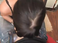 Девка достала член парня и сделала минет, а затем проглотила сперму