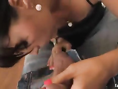 Девка достала член парня и сделала минет, а затем проглотила сперму