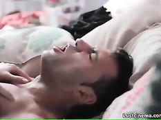 Парень уложил девку в кровать и сделал ей куннилингус, а она минет