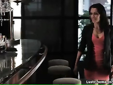 Парень уложил девку в кровать и сделал ей куннилингус, а она минет