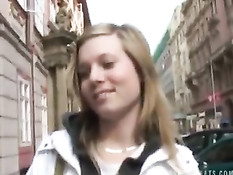 Чешская девка встреченная на улице города за деньги готова на минет