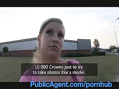 Блондинка за деньги согласилась показать большие сиськи и отсосать