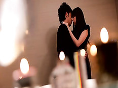 Японская девушка склонилась над членом и причмокивая делает минет