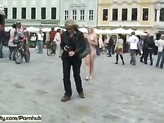 Сумасшедшая блондинка без комплексов гуляет голышом по городу