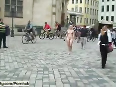 Сумасшедшая блондинка без комплексов гуляет голышом по городу