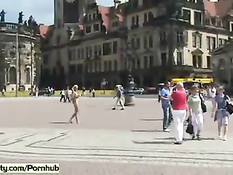 Сумасшедшая блондинка без комплексов гуляет голышом по городу