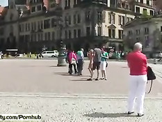 Сумасшедшая блондинка без комплексов гуляет голышом по городу