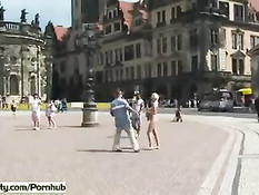 Сумасшедшая блондинка без комплексов гуляет голышом по городу