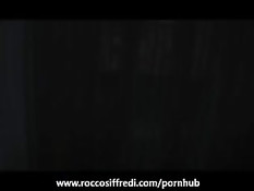 Венгерская девка с большой грудью ласкает себя для Рокко Сиффреди