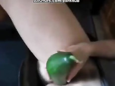 Длинный огурец хорошо подошёл для волосатой киски этой девушки