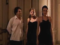 Эротические ласки и стоны трёх сексуальных лесбияночек на кровати