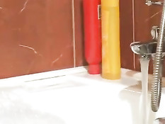 Малышка нежилась в ванне, пока к ней не присоединился её парень