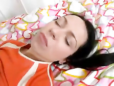 Молодая брюнеточка с пирсингом киски предпочитает анальный секс