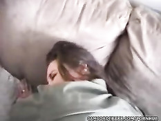 Девка в чёрных чулках делает минет и вставляет в анус секс игрушку