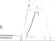 Девка с татуировками по всему телу танцует под музыку обнажённой