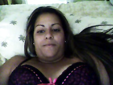 Латиноамериканская толстушка ласкает половые губы перед камерой