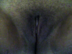 Латиноамериканская толстушка ласкает половые губы перед камерой