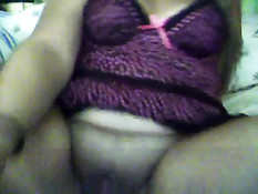 Латиноамериканская толстушка ласкает половые губы перед камерой