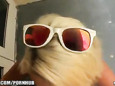 Блондинка обнажается на людях, а после занимается анальным сексом