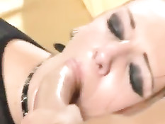 Худая брюнетка в чулках ласкает себя и занимается сексом с парнем