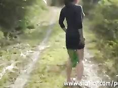 На поле девушке засунули сахарную свеклу в её разработанное очко