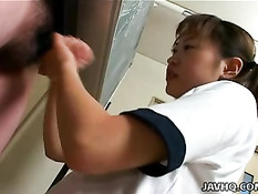 Весёлая японская малышка Itsuki Wakana мастурбирует сразу два хуя