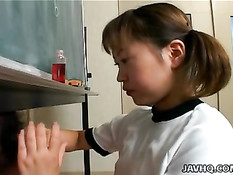 Весёлая японская малышка Itsuki Wakana мастурбирует сразу два хуя