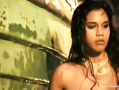 Красивая индийская девушка показывает грудь и своё молодое тело