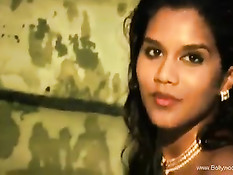 Красивая индийская девушка показывает грудь и своё молодое тело