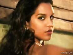 Красивая индийская девушка показывает грудь и своё молодое тело